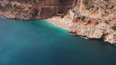 Türkiye 'de turkuaz suyu olan en güzel plaj Kaputalardır. Akdeniz kıyısında bir yer.