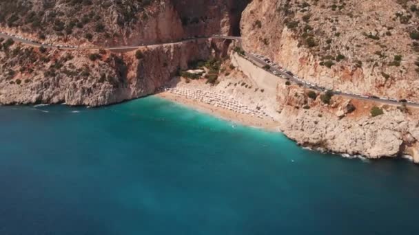 Najpiękniejszą plażą z turkusową wodą w Turcji jest Kaputas. znajduje się na wybrzeżu Morza Śródziemnego — Wideo stockowe