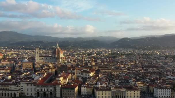 Uma ponte sobre o rio Arno em Florença a partir de um drone. Vista aérea de Florença. — Vídeo de Stock