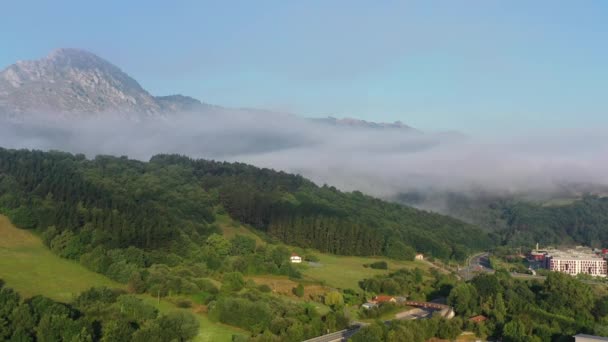 Flygfoto över berg och morgon dimma i förorten Durango, Baskien. — Stockvideo