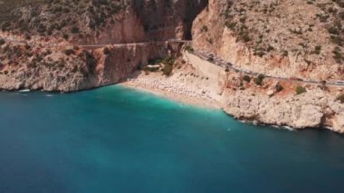 Türkiye 'de turkuaz suyu olan en güzel plaj Kaputalardır. Akdeniz kıyısında bir yer.