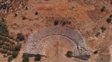 Amfitiyatrosu ve tanrıça Leto 'nun yıkılmış tapınağı olan antik Letoon kenti..