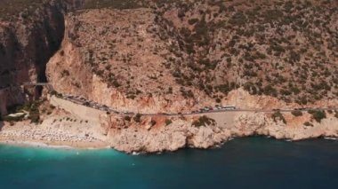 Türkiye 'de turkuaz suyu olan en güzel plaj Kaputalardır. Akdeniz kıyısında bir yer.