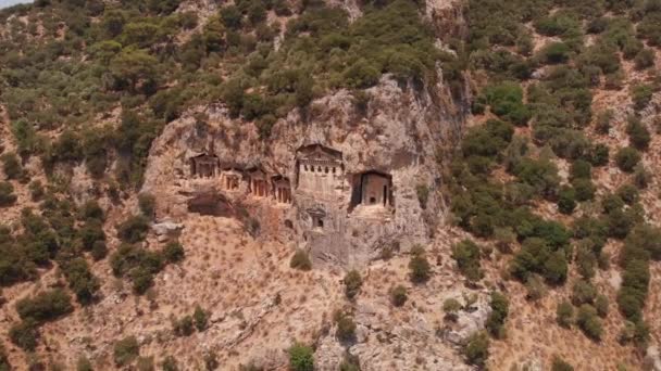 Luftaufnahme alter lykischer Gräber, die für den Adel in den Felsen gehauen wurden, Türkei — Stockvideo