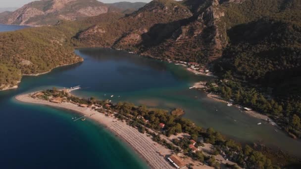 Laguna azul en la ciudad turca de Oludeniz. Un famoso sitio de parapente. — Vídeos de Stock