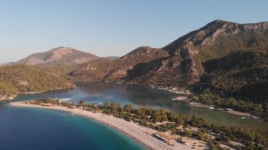 Türkiye 'nin Oludeniz kentindeki mavi göl. Ünlü bir yamaç paraşütü alanı..