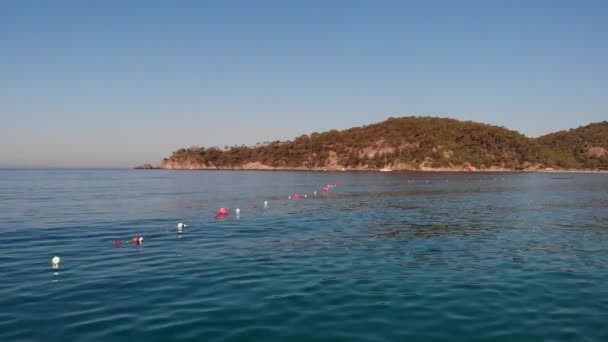 Laguna azul en la ciudad turca de Oludeniz. Un famoso sitio de parapente. — Vídeos de Stock