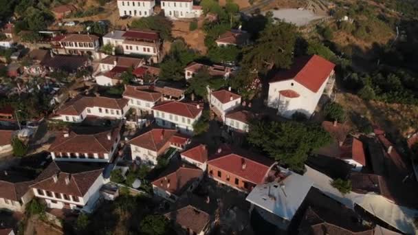 Село Сірінс, відоме своїми історичними будинками. Селкук, Ізмір, Туреччина. Берег Турецького Егейського моря. — стокове відео