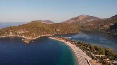 Türkiye 'nin Oludeniz kentindeki mavi göl. Ünlü bir yamaç paraşütü alanı..