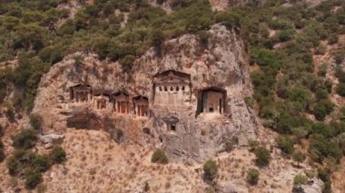 Asiller için kayalara oyulmuş antik Lyrian mezarlarının havadan görünüşü, Türkiye