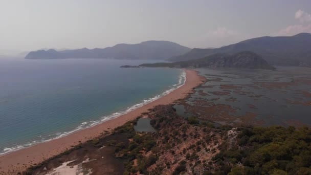 Luftaufnahme des Strandes von Istuzu, Laichplatz der Red Data Book Relikt Unechte Karettschildkröten Caretta Caretta, Dalyan, Mugla, Türkei — Stockvideo