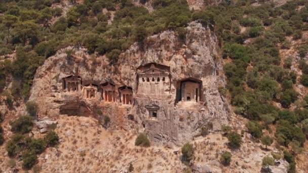 Letecký pohled na starobylé lyciánské hrobky vytesané do skály pro šlechtu, Turecko — Stock video