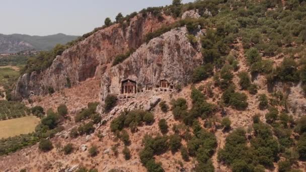 Letecký pohled na starobylé lyciánské hrobky vytesané do skály pro šlechtu, Turecko — Stock video