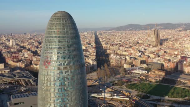 İspanya, Barselona 21 Temmuz 2020. Barcelona, İspanya 'daki Agbar Kulesi. Hava görüntüsü, 4k. — Stok video