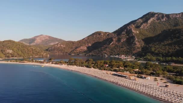 Laguna blu e spiaggia di Belcekiz ai piedi del monte Babadag nel villaggio di Oludeniz, Turchia. La Via Licia inizia qui. — Video Stock