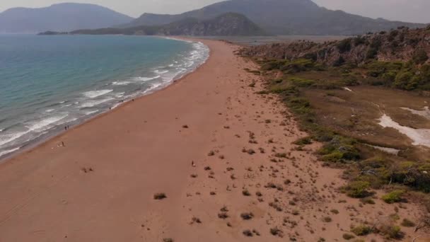 Luchtfoto van Istuzu strand, paaiplaats van Red Data Book relict loggerhead schildpadden Caretta Caretta, Dalyan, Mugla, Turkije — Stockvideo
