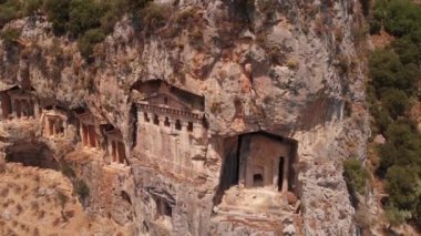 Asiller için kayalara oyulmuş antik Lyrian mezarlarının havadan görünüşü, Türkiye