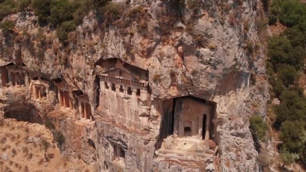 Veduta aerea di antiche tombe litiche scavate nella roccia per la nobiltà, Turchia — Video Stock