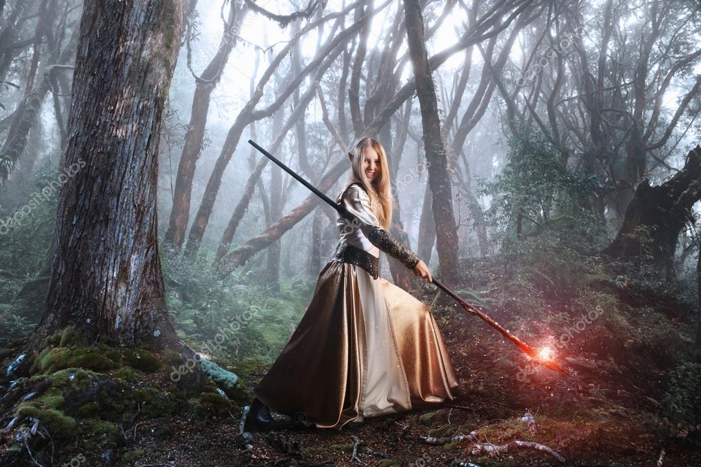 Fotos de Chimenea de hadas con un palo mágico en el bosque - Imagen de