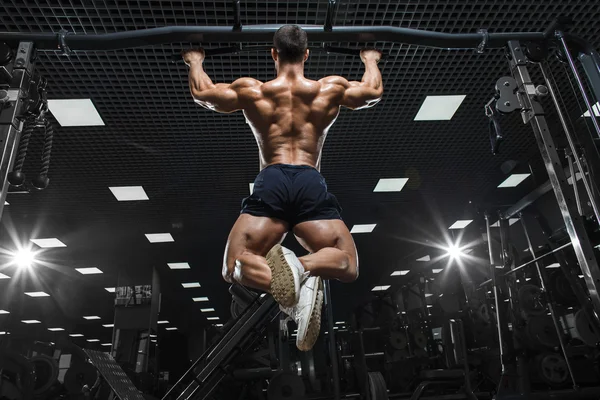 Athlete muscular fitness male model pulling up on horizontal bar — Stock Image Athlete muscular fitness male model pulling up on horizontal bar Stock Photo