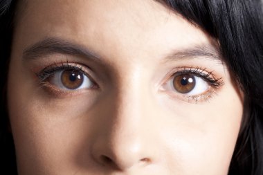 Junge Bayan mit schwarzen Harren