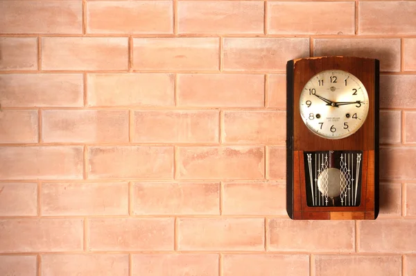 Relógio velho na parede de tijolo — Fotografia de Stock