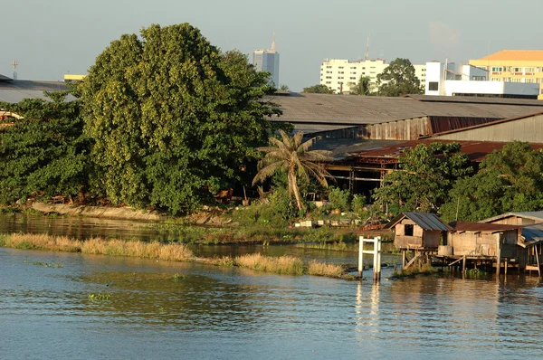 Casas a lo largo del río Chao Phraya, Tailandia — Foto de Stock