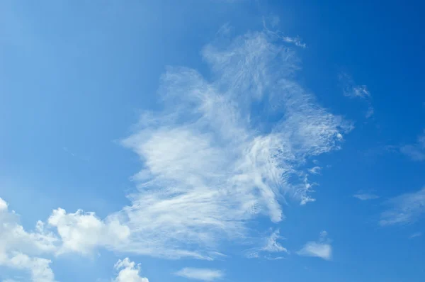 Fantastik yumuşak beyaz bulutlar üzerinde mavi gökyüzü — Stok fotoğraf