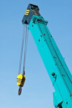 Mavi gökyüzü ile vinç kancası