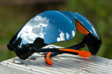 güzel bir manzara bir yansıması ile güneş gözlüğü 