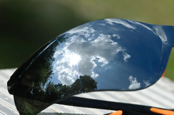 Lunettes de soleil avec un reflet d'un beau paysage — Photo