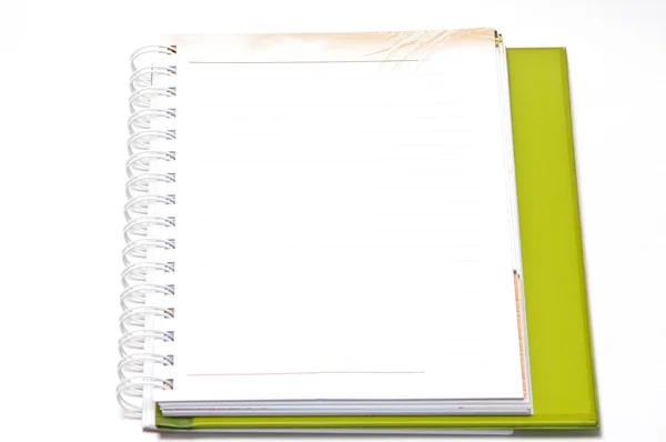 Notebook espiral em branco com papel de linha isolado em um backgr branco — Fotografia de Stock