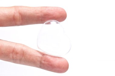 beyaz zemin üzerinde elinde kalp