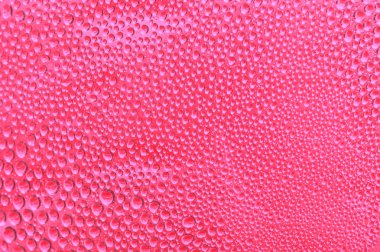 Kırmızı arkaplanda su damlacıkları