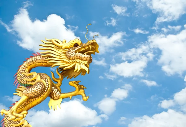 Золотой китайский дракон на небе — стоковое фото