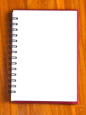 ahşap arka plan üzerinde spiral defter 