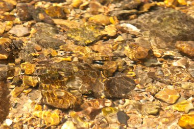taş üzerinde akışı soyut su yüzeyi
