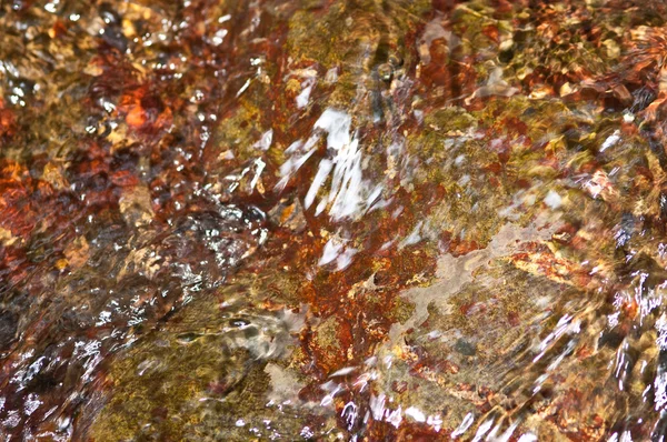 Surface abstraite de l'eau du ruisseau sur pierre — Photo