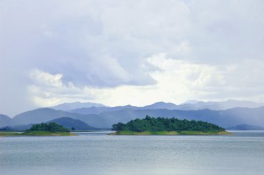 dağ gölü bulutlu gökyüzü altında