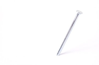 Beyaz bireysellik konsepti üzerine izole çivi 