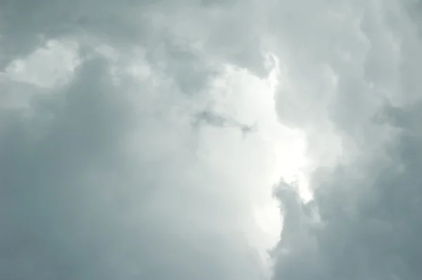 Regnerische Wolke, grauer Hintergrund — Stockfoto