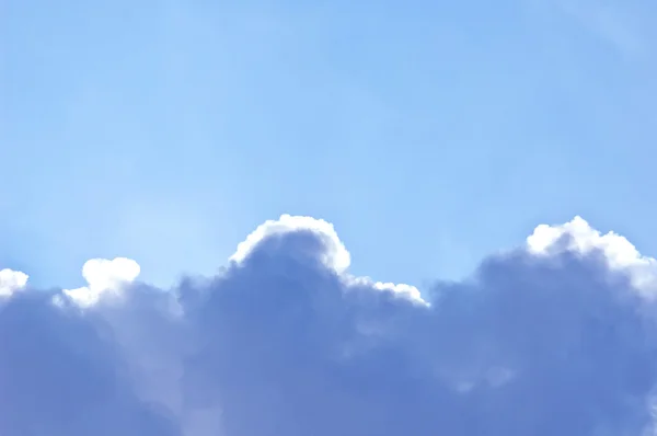 Graue Wolke am blauen Himmel — Stockfoto