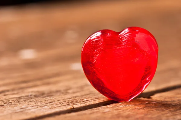 Serce w kształcie cukierków na tle drewna — Zdjęcie stockowe