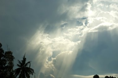  gökyüzü güneş ışınları ve bulutlar. Güneş ışınları.