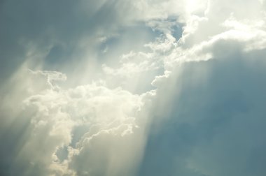  gökyüzü güneş ışınları ve bulutlar. Güneş ışınları.