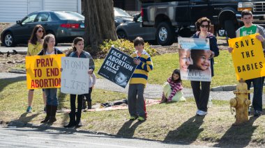 Danbury, Connecticut, Amerika Birleşik Devletleri - 11 Mart 2016: kürtaj protesto yetişkin ve genç insanlar tutun işaretleri
