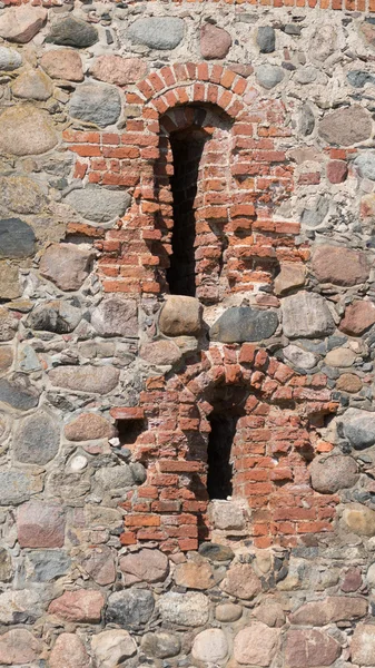 Muro di pietra di un vecchio castello con feritoie — Foto Stock