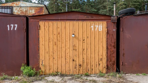 Puertas de garaje oxidadas —  Fotos de Stock