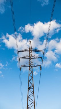 Mavi gökyüzündeki elektrik hatları