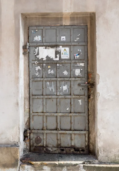 Vecchia porta in ferro — Foto Stock